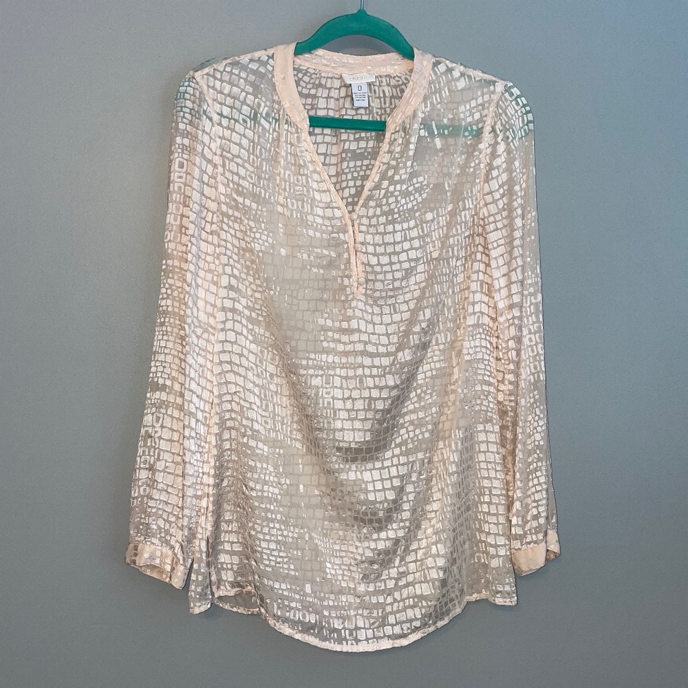 EUC Chico's Textured Croc Scale Embossed V Neck Pale Pink Blouse Size 0 Small